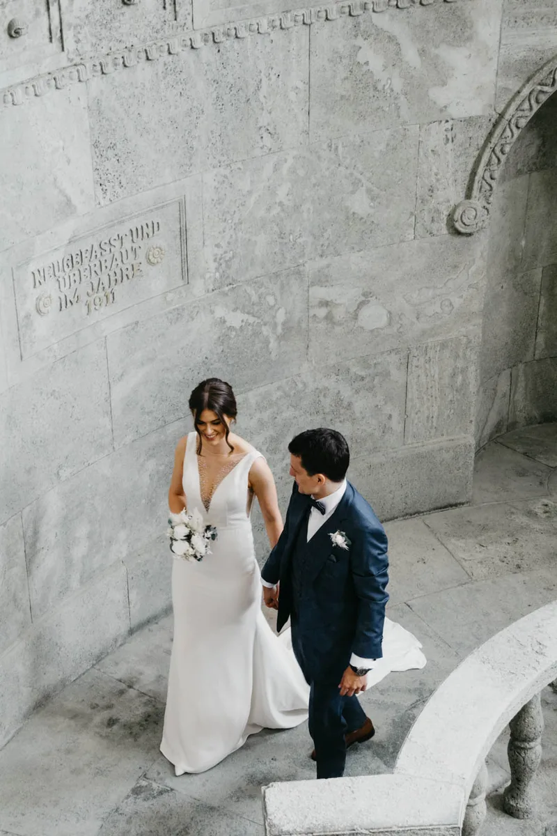 Hochzeitsfotografie in Bad Nauheim, Brautpaar in einem Treppenaufgang mit Bogen